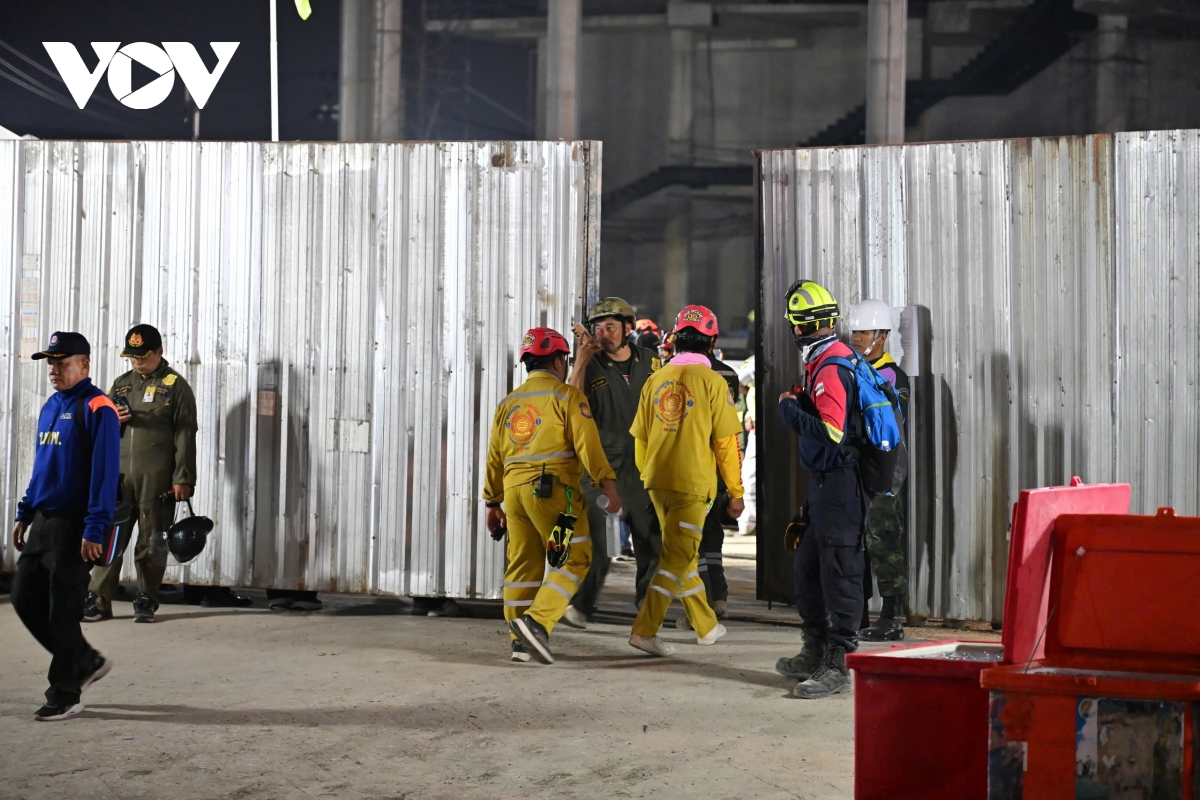 Vụ sập nhà 30 tầng ở Bangkok: Liên lạc được qua di động với 9 người bị mắc kẹt- Ảnh 4.