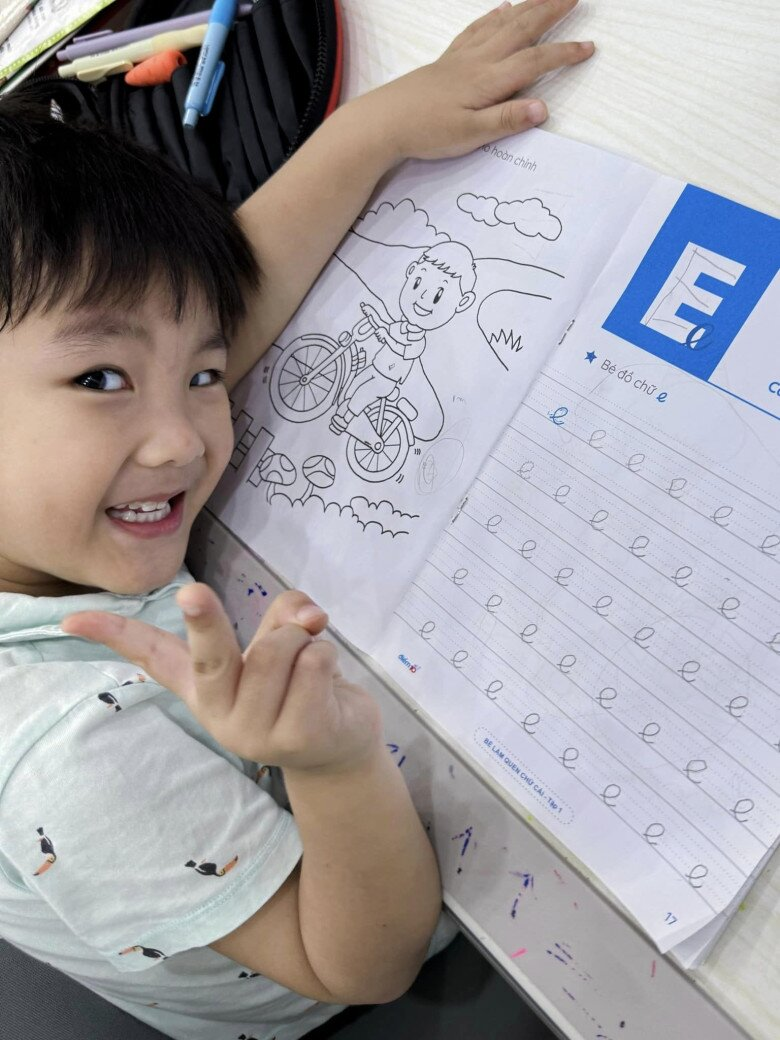 Lịm tim vì bé Bo quá đáng yêu: Vừa vào lớp 1 đã tự viết thiệp tặng mẹ Hòa Minzy nhân ngày 20/10- Ảnh 6.