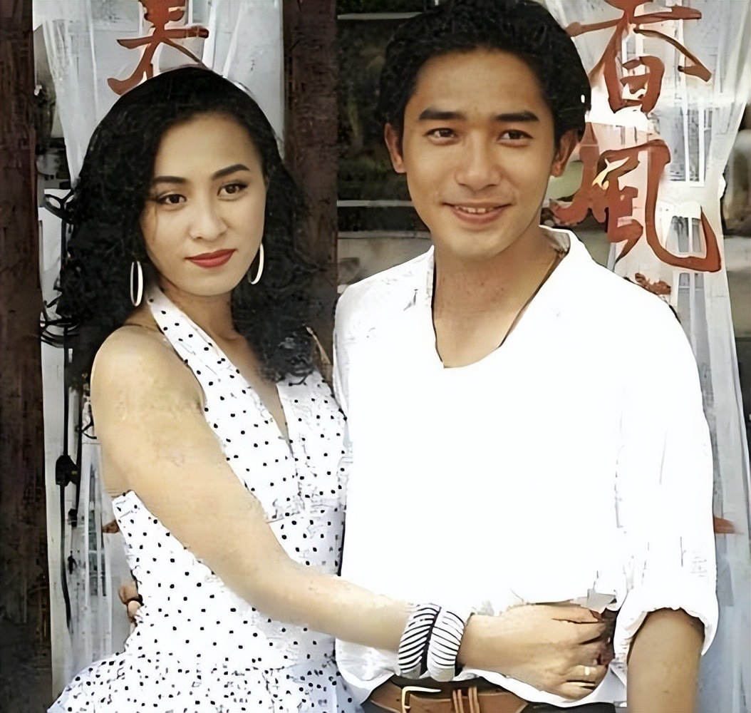 Lưu Gia Linh khoe đôi chân thon dài ở tuổi 59 bên cạnh Lương Triều Vỹ, tình yêu vẫn bền vững qua 3 thập kỷ- Ảnh 4.