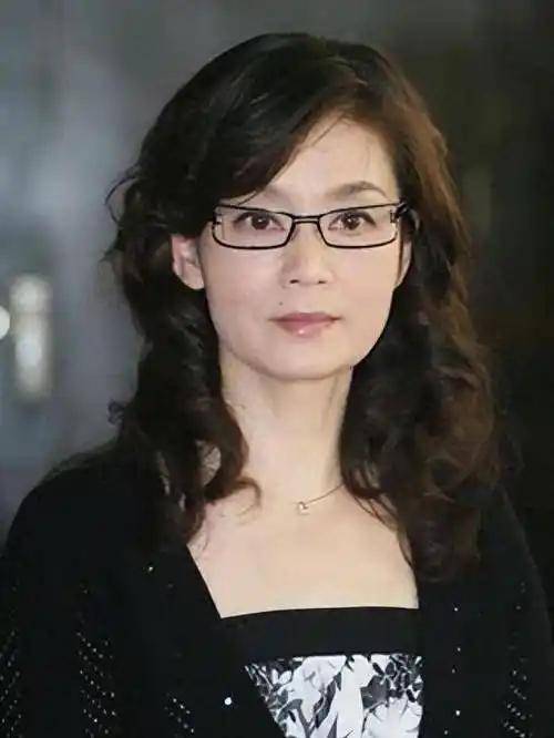 4 quý bà màn ảnh Hoa ngữ: Đẹp từ thần thái, sang từ cốt cách, không ai