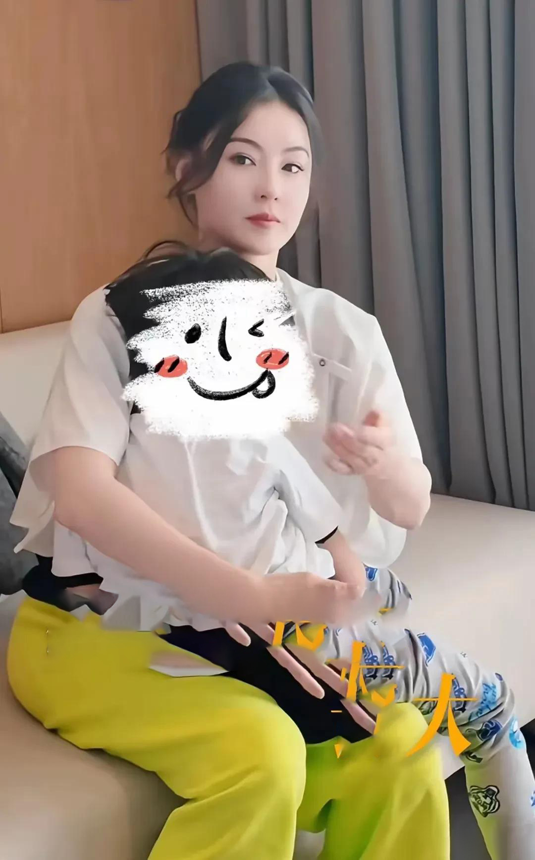 Con trai út của Trương Bá Chi lộ diện: Mới 6 tuổi đã “đốn tim” netizen, ngoại hình được khen vượt cả hai anh- Ảnh 2.