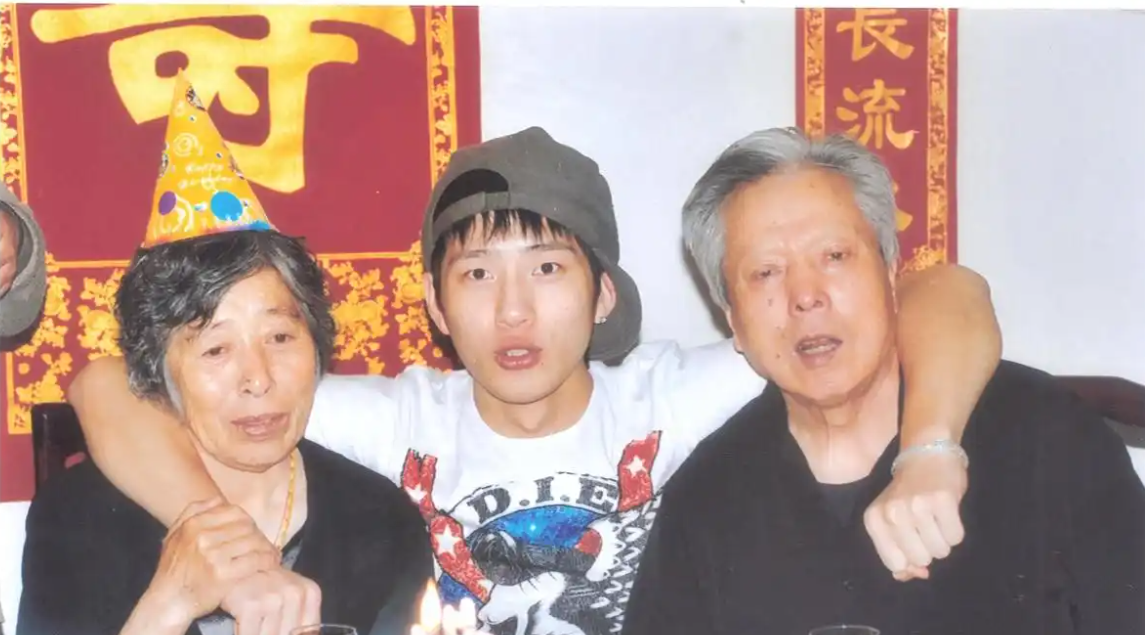 Sao Cbiz thiếu tình thương cha mẹ: Lộ Tư than thở kể khổ, có người mới sinh đã bị ném thùng rác- Ảnh 10.