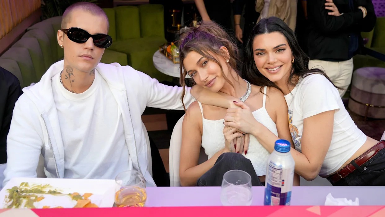 5 giây để lộ hành động nhạy cảm của vợ chồng Justin Bieber và Kendall Jenner- Ảnh 4.