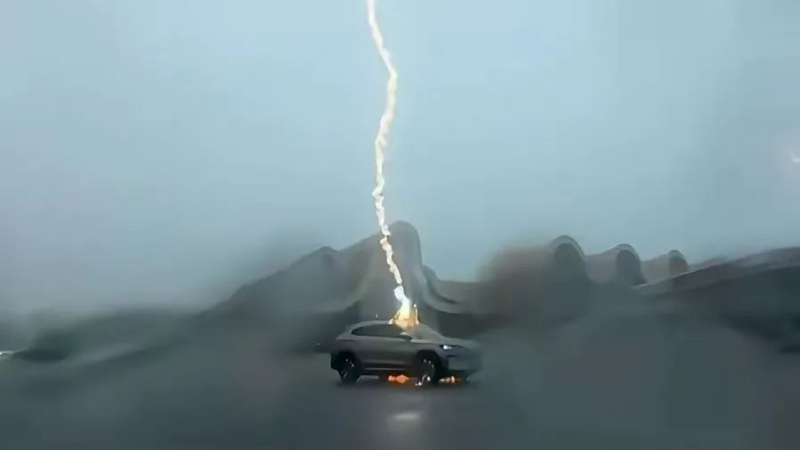 Xe điện Trung Quốc chịu được 3 lần sét đánh liên tiếp: Tình trạng của tài xế mới là điều gây bất ngờ- Ảnh 1.