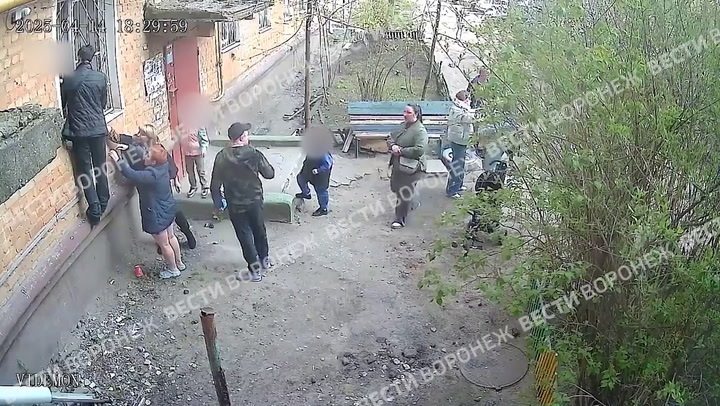 Bé gái 2 tuổi trèo cửa sổ cầu cứu sau 4 ngày bị mẹ bỏ rơi, chỉ uống nước bồn cầu- Ảnh 2.