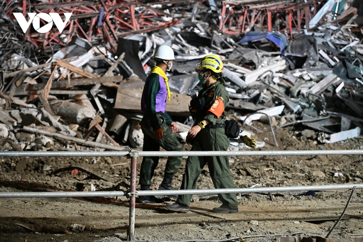 Vụ sập nhà 30 tầng ở Bangkok: Liên lạc được qua di động với 9 người bị mắc kẹt- Ảnh 2.