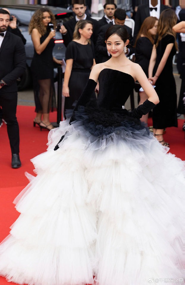 "Muối mặt" nhất Cannes ngày 1: Sao nữ 9X Trung Quốc mặc "phá luật" liên tục bị đuổi khỏi thảm đỏ! e7645305 1747203269140152269085 1747207015501 1747207015730588578306