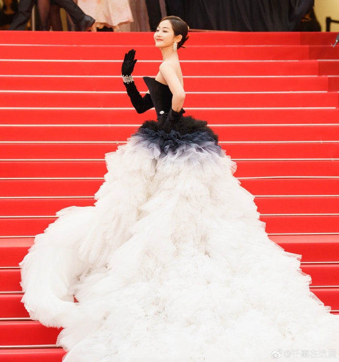 "Muối mặt" nhất Cannes ngày 1: Sao nữ 9X Trung Quốc mặc "phá luật" liên tục bị đuổi khỏi thảm đỏ! e7645306 17472032690711564642890 1747207016717 17472070168831714433108