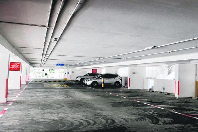 Thấy vợ tối không về nhà, chồng xuống bãi đậu xe tìm thì chứng kiến cảnh tượng gây phẫn nộ trong ô tô- Ảnh 2.