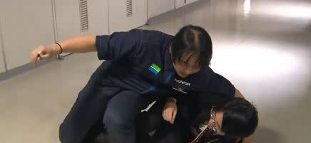 Lạ nhưng thật: Cướp cầm dao kề vào mặt, nhân viên siêu thị tỉnh bơ hỏi một câu 5 chữ liền thoát nạn- Ảnh 1. Lạ nhưng thật: Cướp cầm dao kề vào mặt, nhân viên siêu thị tỉnh bơ hỏi một câu 5 chữ liền thoát nạn- Ảnh 1.