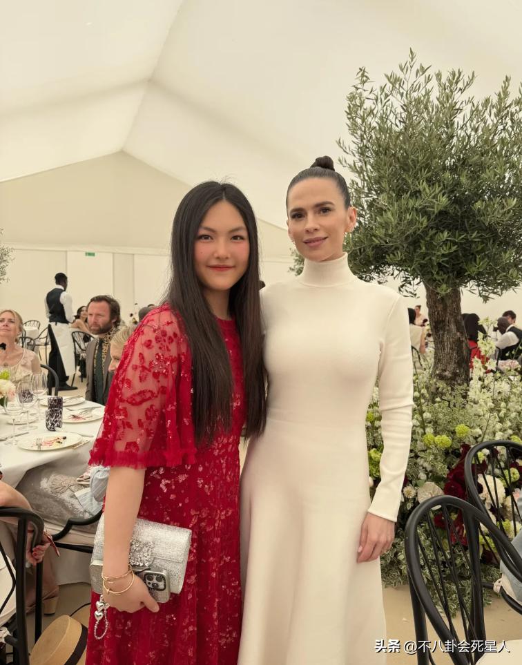 Cách nuôi dạy con gây tranh cãi của MC giàu nhất Trung Quốc: Cho con gái tiếp cận giới tinh hoa, 15 tuổi nhưng phủ đầy đồ hiệu- Ảnh 5.