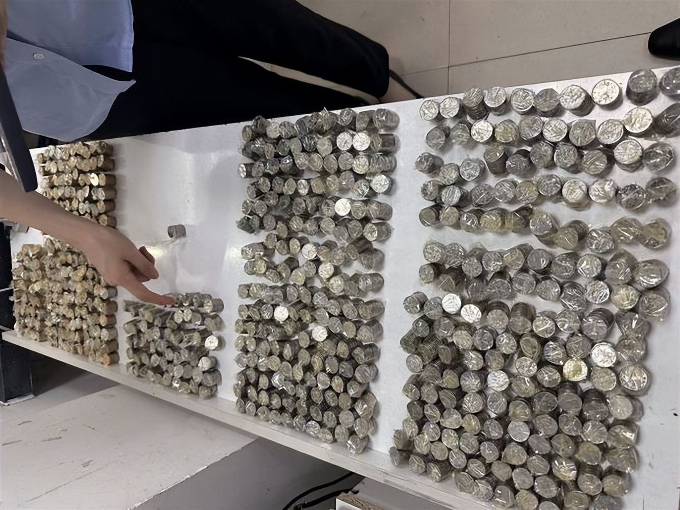 Người phụ nữ mang 4 tấn tiền trị giá 2,5 tỷ đồng đến ngân hàng gửi tiết kiệm: “Tôi chỉ bán tạp hoá ở cổng trường”- Ảnh 5.