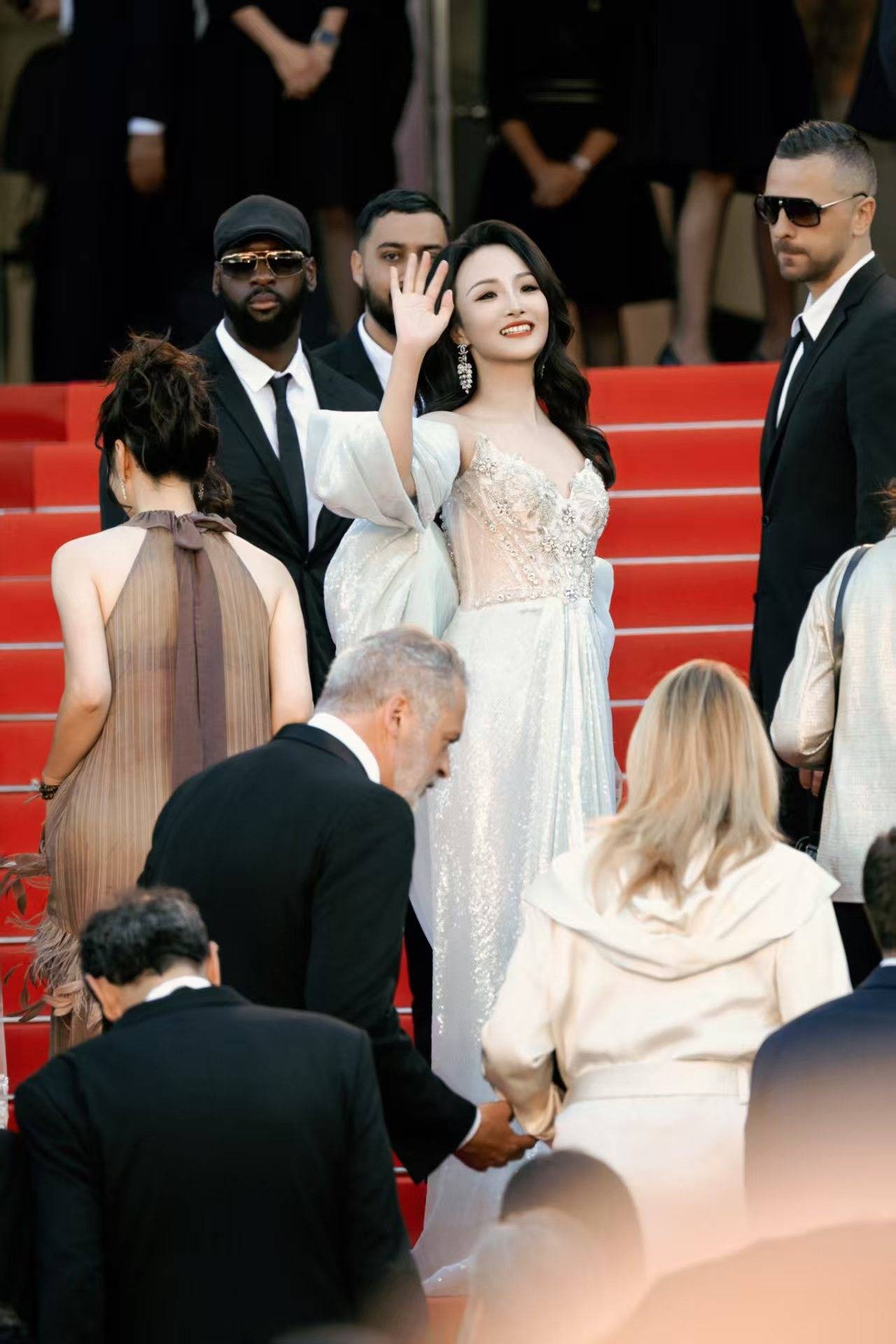 Lố nhất Cannes 2025: 1 mỹ nhân thuê hẳn 4 vệ sĩ lên thảm đỏ nhưng bị phóng viên ngó lơ!- Ảnh 1.