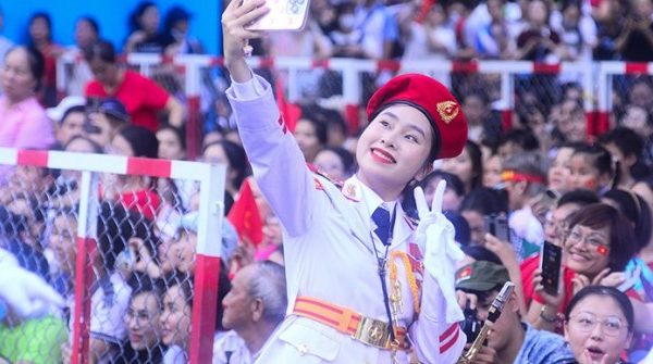 Những 'bóng hồng' quân nhạc gây thương nhớ 26 Những 'bóng hồng' quân nhạc gây thương nhớ eck in cung nguoi dan 3 1745659622000775115822 1745673797 242 width740height495 auto cropjpg