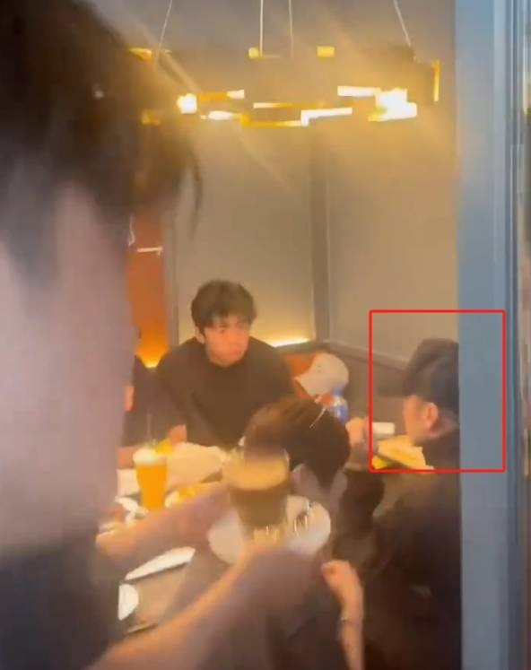 Sau nhiều năm vướng nghi vấn bất hòa, Tạ Đình Phong bất ngờ bị tóm gọn hình ảnh ấm áp bên 2 con trai- Ảnh 1.