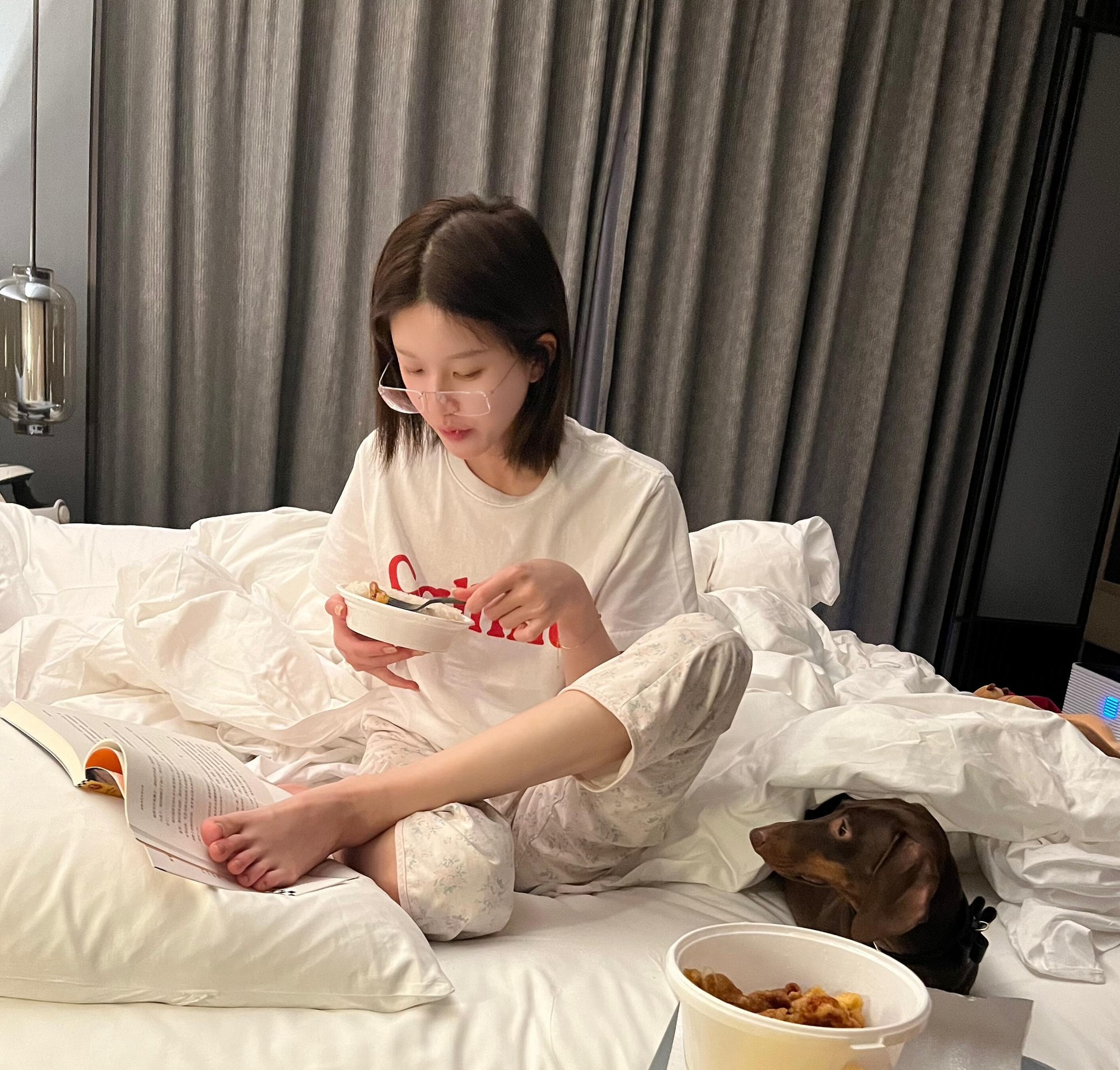 Sự thật gây sốc phía sau bức ảnh Triệu Lộ Tư hôn mê, nguy kịch nằm cáng vào bệnh viện cấp cứu- Ảnh 3. Sự thật gây sốc phía sau bức ảnh Triệu Lộ Tư hôn mê, nguy kịch nằm cáng vào bệnh viện cấp cứu- Ảnh 3.