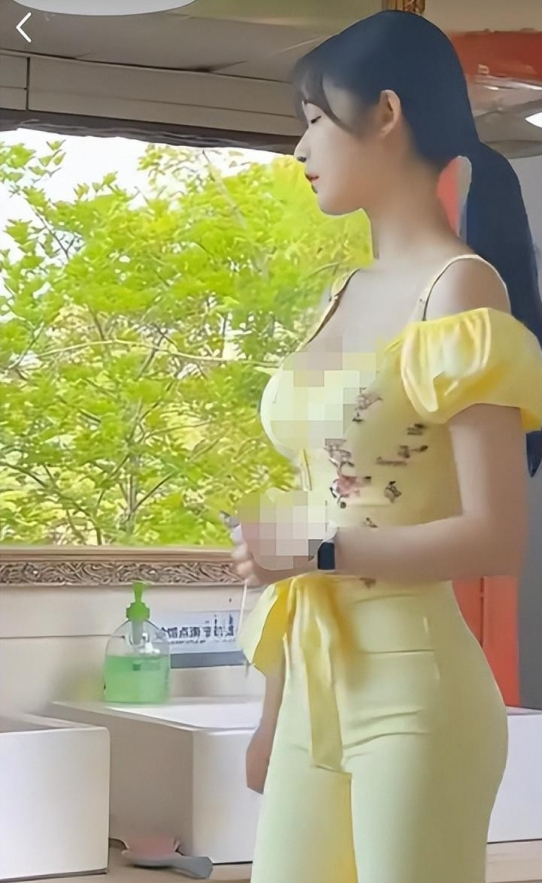 Cô giáo Tiếng Anh tại Trung Quốc diện trang phục không phù hợp: CĐM xôn xao bàn tán, phụ huynh phản ứng dữ dội- Ảnh 2.