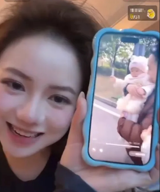 Nữ streamer xinh đẹp công khai