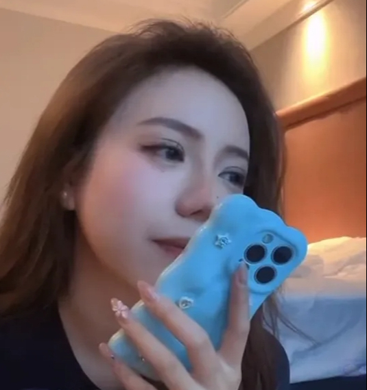 Nữ streamer xinh đẹp công khai