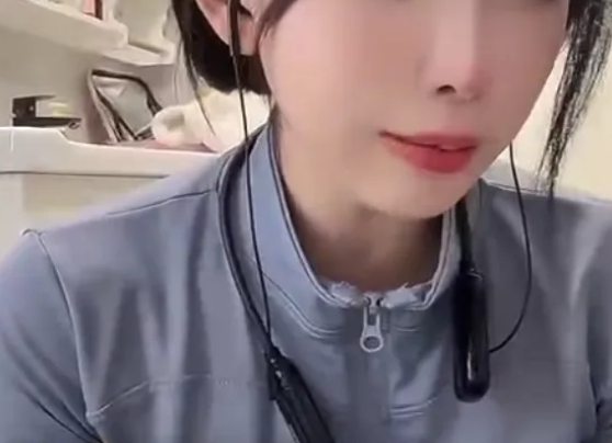 Nữ streamer thẳng thừng Nữ streamer thẳng thừng