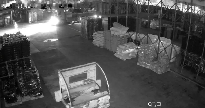 Bảo vệ lương 5 triệu đồng/tháng nhưng xem livestream tặng quà đến 430 triệu đồng: Cảnh sát điều tra phát hiện hành động lạ vào mỗi đêm ở công ty- Ảnh 2.