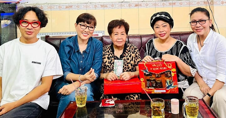 Nữ nghệ sĩ đóng vở cải lương kinh điển giờ đi bán hủ tiếu mưu sinh ở tuổi U80- Ảnh 4. Nữ nghệ sĩ đóng vở cải lương kinh điển giờ đi bán hủ tiếu mưu sinh ở tuổi U80- Ảnh 4.