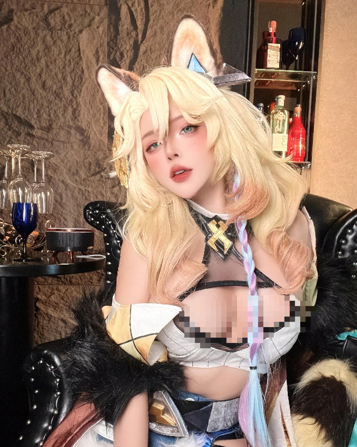 Ngắm info nữ coser mê phong cách gợi cảm, diện mạo đời thường