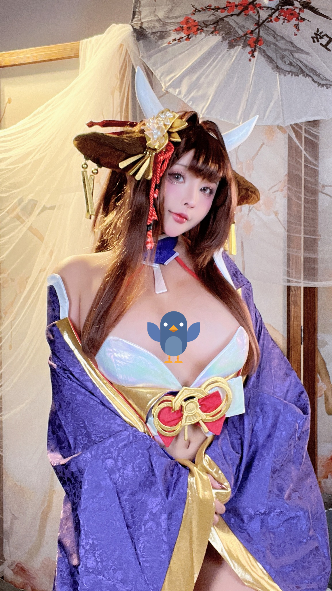 Ngắm info nữ coser mê phong cách gợi cảm, diện mạo đời thường