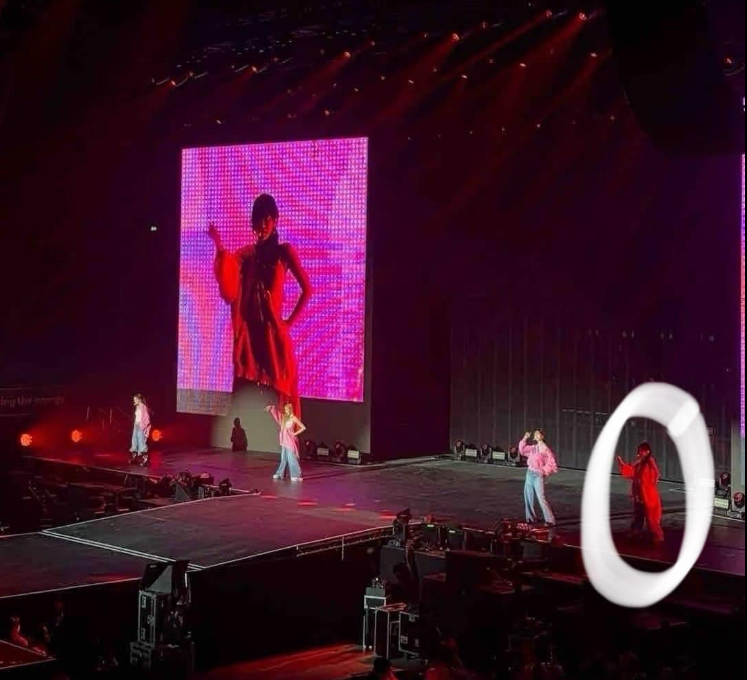 Bây giờ nữ idol người Trung thậm chí còn bị đối xử như vũ công phụ họa khi không có ánh đèn chiếu vào, gần như