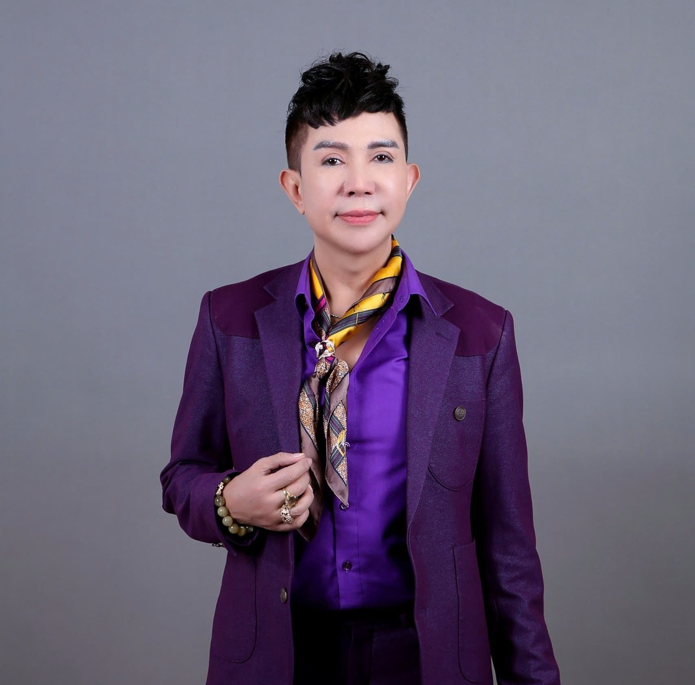 Sao Vbiz lấy vợ Hoa khôi có 4 con nhưng vẫn bị nghi ngờ giới tính, đáp trả sốc khi bị mỉa mai ăn diện như con gái- Ảnh 1. Sao Vbiz lấy vợ Hoa khôi có 4 con nhưng vẫn bị nghi ngờ giới tính, đáp trả sốc khi bị mỉa mai ăn diện như con gái- Ảnh 1.