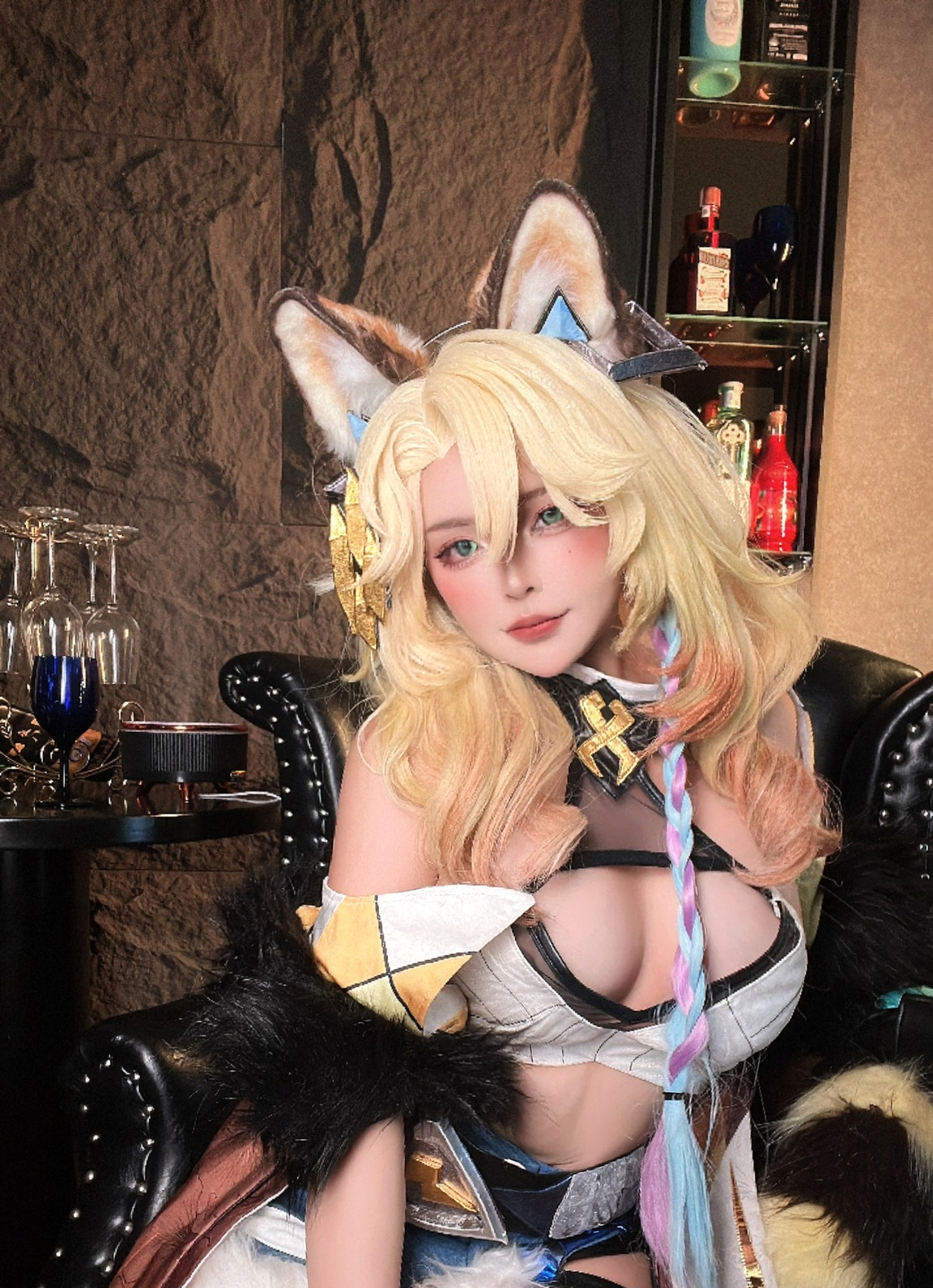 Chỉ khoe bộ móng mới, cô nàng