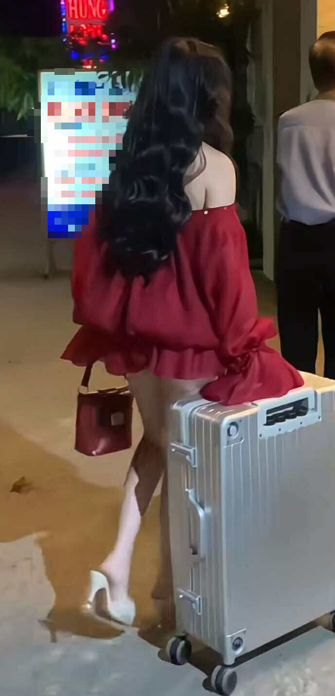 Diện váy ngắn, đầm hở lưng, thợ make-up gây xôn xao, bị cho là cố tình