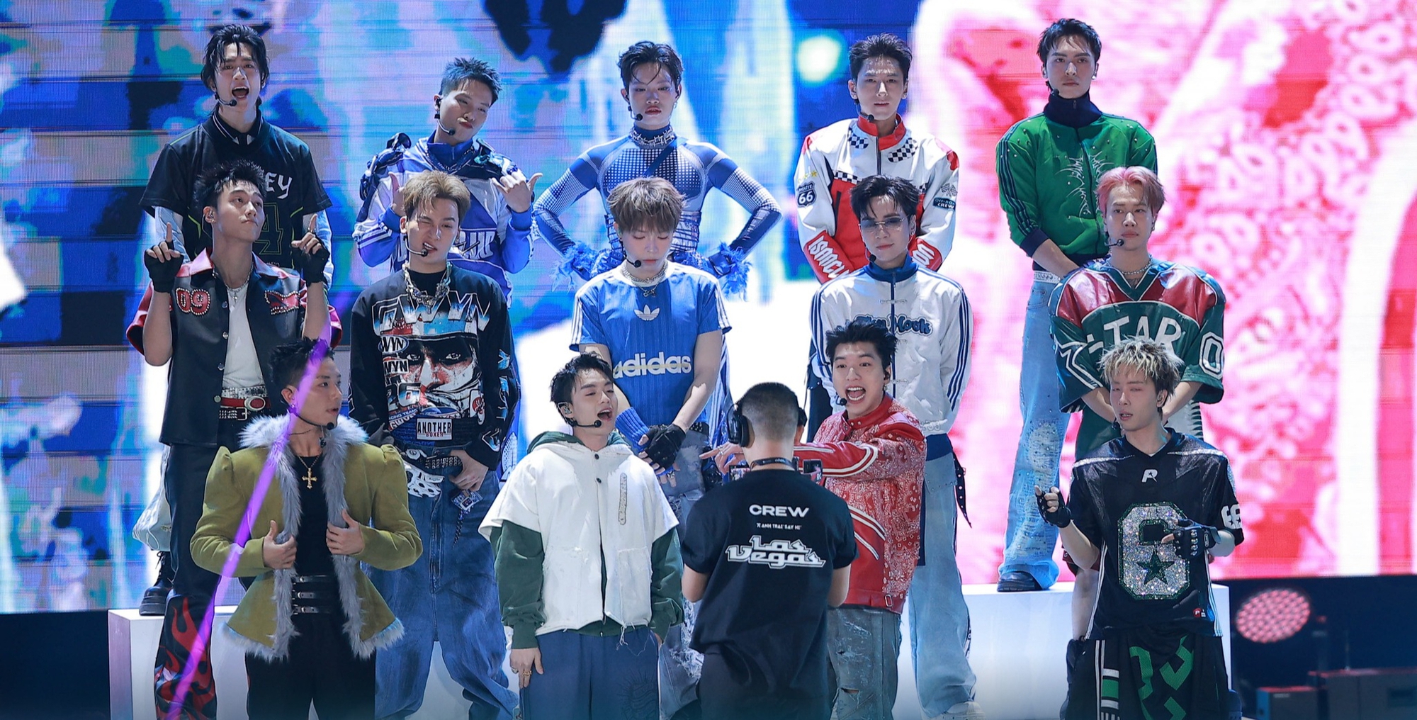 "Tóm dính" HIEUTHUHAI trở về nước sau sân khấu sexy đỏ mặt, lộ diện cùng dàn Anh Trai "hot hòn họt" edit 52498501013306115154019719138563444419894761n 17538798016241509374547 1753881350414 1753881350625371364736