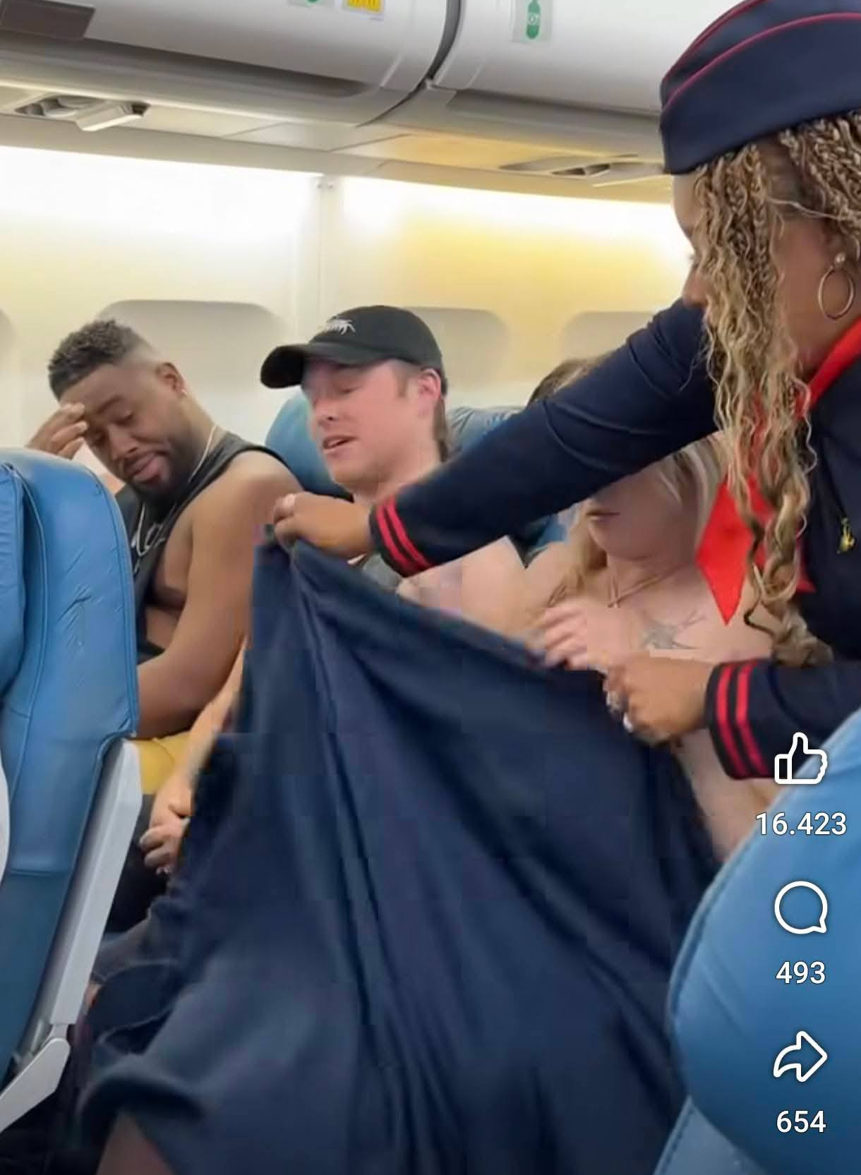 Đi máy bay gái xinh diện đồ táo bạo