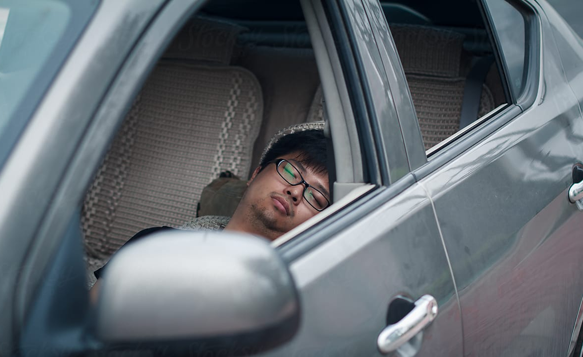 Ngủ trong ô tô của mình, người đàn ông bị CSGT tịch thu bằng lái, yêu cầu nộp phạt 17 triệu đồng: Tòa án đưa ra phán quyết bất ngờ- Ảnh 1.