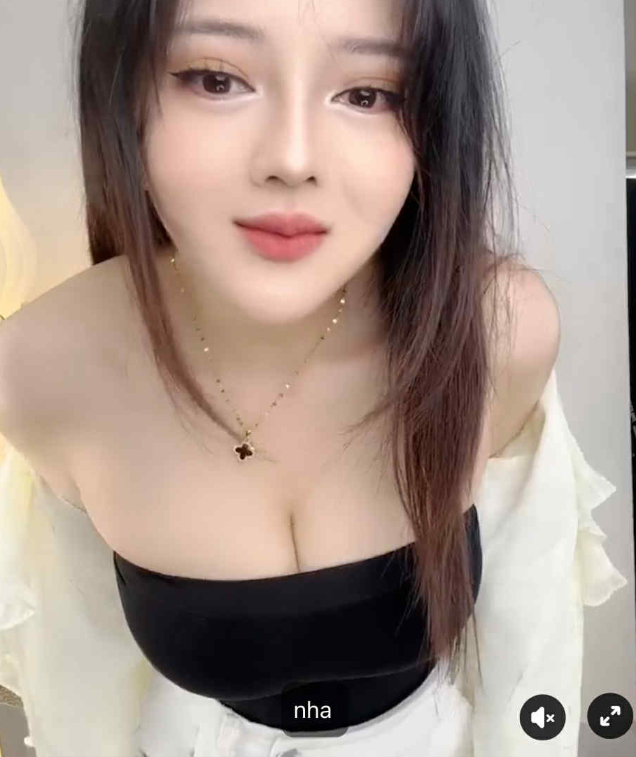 Nữ streamer nổi tiếng khiến người xem mất tập trung khi lấn sân sang livestream bán hàng online- Ảnh 9. Nữ streamer nổi tiếng khiến người xem mất tập trung khi lấn sân sang livestream bán hàng online- Ảnh 9.