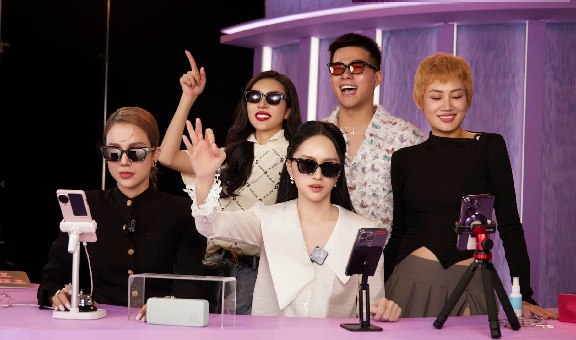 Đã đến thời nghệ sĩ lên livestream bán hàng còn chăm hơn lên sân khấu diễn!- Ảnh 3.