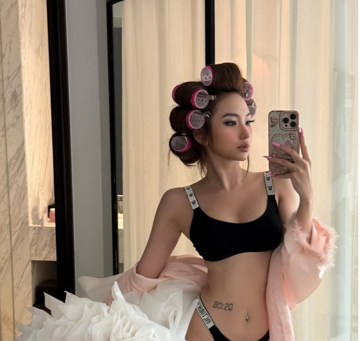 Bạn thân Xuân Ca khoe loạt ảnh nóng bỏng đón tuổi mới, fan