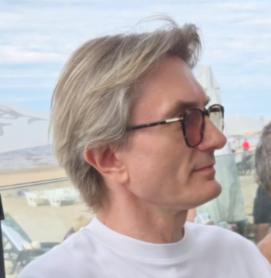 Người đàn ông này là ai mà video quay thoáng qua hút hàng triệu lượt xem, netizen truy tìm thông tin chỉ nhờ một khoảnh khắc?- Ảnh 3. Người đàn ông này là ai mà video quay thoáng qua hút hàng triệu lượt xem, netizen truy tìm thông tin chỉ nhờ một khoảnh khắc?- Ảnh 3.