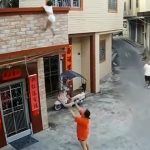 Người phụ nữ tay không đỡ bé trai rơi xuống từ tầng 2 edit be trai1 1 17592899642071406153932 1759397385544 17593973874251318944814 0 0 434 694 crop 1759397637896746233951jpeg