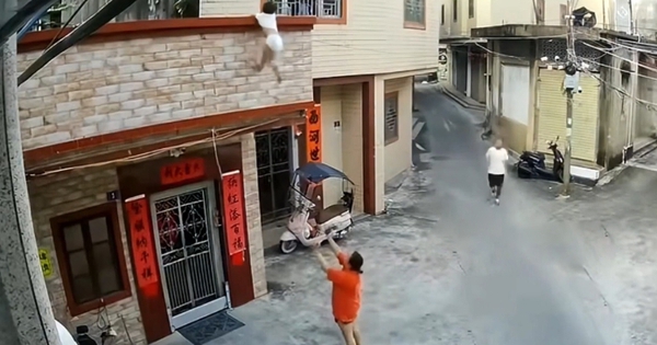 Người phụ nữ tay không đỡ bé trai rơi xuống từ tầng 2 edit be trai1 1 17592899642071406153932 1759397385544 17593973874251318944814 0 0 434 694 crop 1759397637896746233951jpeg