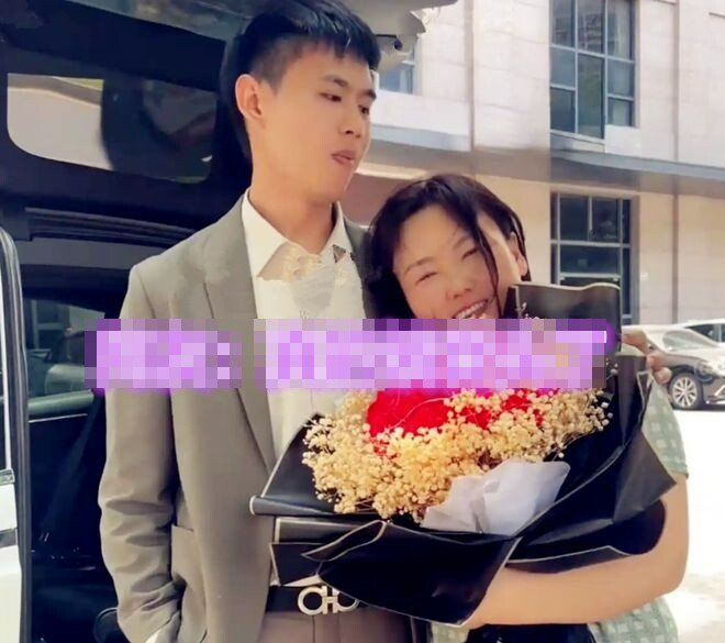 Chàng trai 25 tuổi lấy vợ 45 tuổi, sau đám cưới cái kết đầy bất ngờ- Ảnh 1. Chàng trai 25 tuổi lấy vợ 45 tuổi, sau đám cưới cái kết đầy bất ngờ- Ảnh 1.