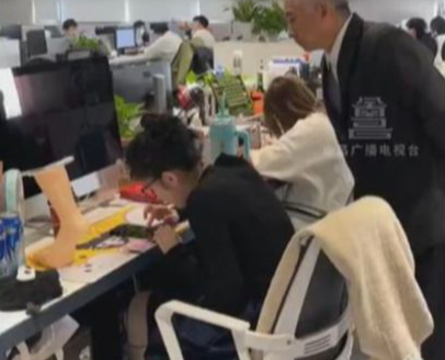 edit-d8029788-1736219502008582743509-1736225520896-17362255209531683679385 "Công ty TNHH Giả vờ làm việc" xuất hiện: Người thất nghiệp trả tiền để được ngụy trang đi làm giấu gia đình và thỏa thích mắng sếp edit d8029788 1736219502008582743509 1736225520896 17362255209531683679385