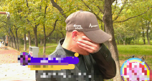 Người đàn ông đi khắp nơi suốt 2 thập kỷ để tìm lại mối tình đầu, vợ ủng hộ hết mình- Ảnh 1.