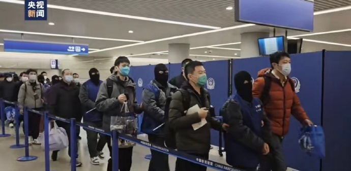 Nóng: Dẫn độ 10 nghi phạm buôn người, lừa bán nghệ sĩ sang biên giới Thái Lan - Myanmar về nước- Ảnh 1. Nóng: Dẫn độ 10 nghi phạm buôn người, lừa bán nghệ sĩ sang biên giới Thái Lan - Myanmar về nước- Ảnh 1.