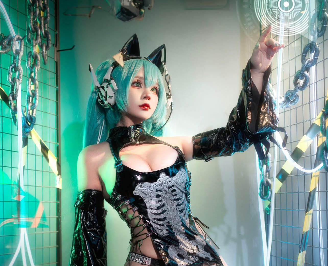 Ngắm info nữ coser mê phong cách gợi cảm, diện mạo đời thường