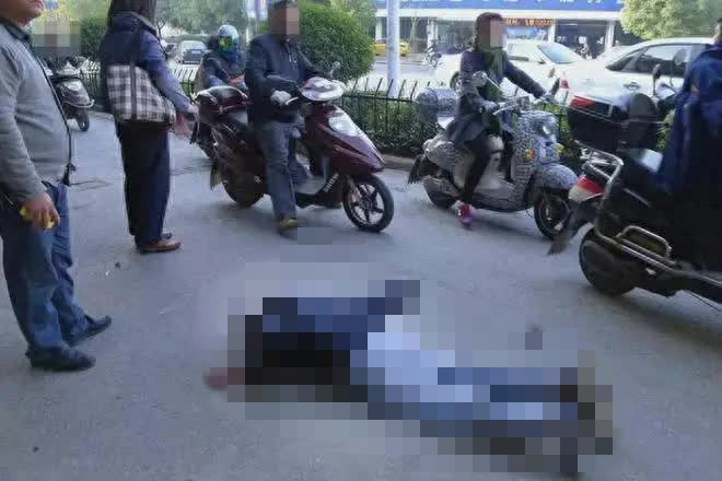 Cụ ông 87 tuổi ngã xe tử vong trên phố, các con đâm đơn kiện đòi 5 tỷ đồng với 10 người qua đường đứng nhìn mà không giúp: Toà phán quyết thế nào?- Ảnh 1. Cụ ông 87 tuổi ngã xe tử vong trên phố, các con đâm đơn kiện đòi 5 tỷ đồng với 10 người qua đường đứng nhìn mà không giúp: Toà phán quyết thế nào?- Ảnh 1.