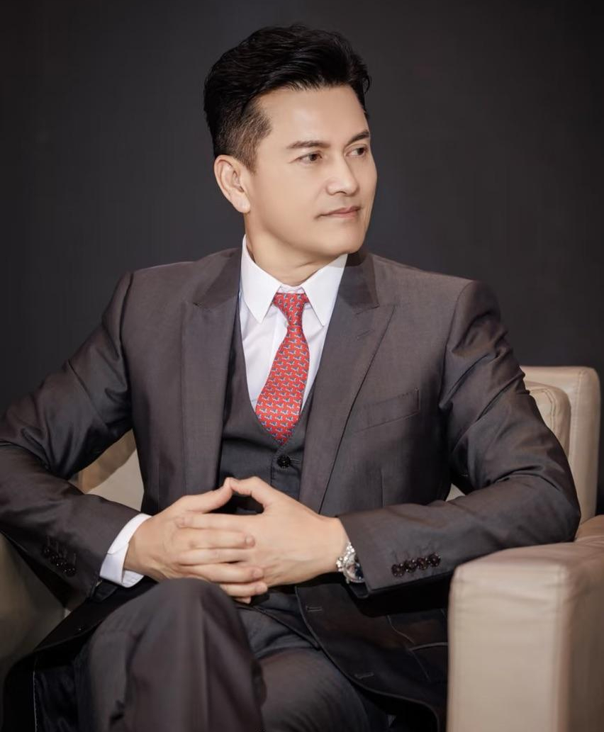 "Triển Chiêu" sinh ra ở Việt Nam: 3 đời vợ đều toàn mỹ nhân, giờ thành "tỷ phú không tuổi" khét tiếng Cbiz edit hfds 17580960317191367402876 1758099886873 1758099887150164610575