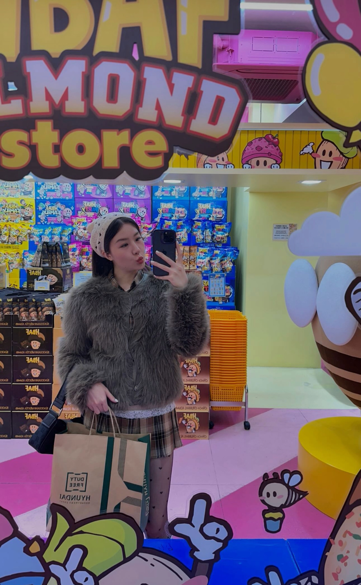 Tóm dính sao nam Vbiz hẹn hò với vợ bí mật tại nước ngoài, bại lộ sau thời gian dài giấu kín- Ảnh 4. Tóm dính sao nam Vbiz hẹn hò với vợ bí mật tại nước ngoài, bại lộ sau thời gian dài giấu kín- Ảnh 4.