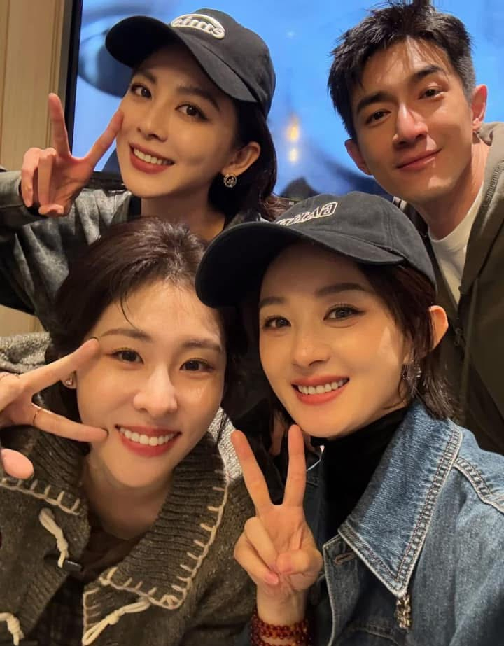 Tránh nhau trên thảm đỏ, Lâm Canh Tân lại được bắt gặp khoảnh khắc nâng váy cho Triệu Lệ Dĩnh- Ảnh 1. Tránh nhau trên thảm đỏ, Lâm Canh Tân lại được bắt gặp khoảnh khắc nâng váy cho Triệu Lệ Dĩnh- Ảnh 1.